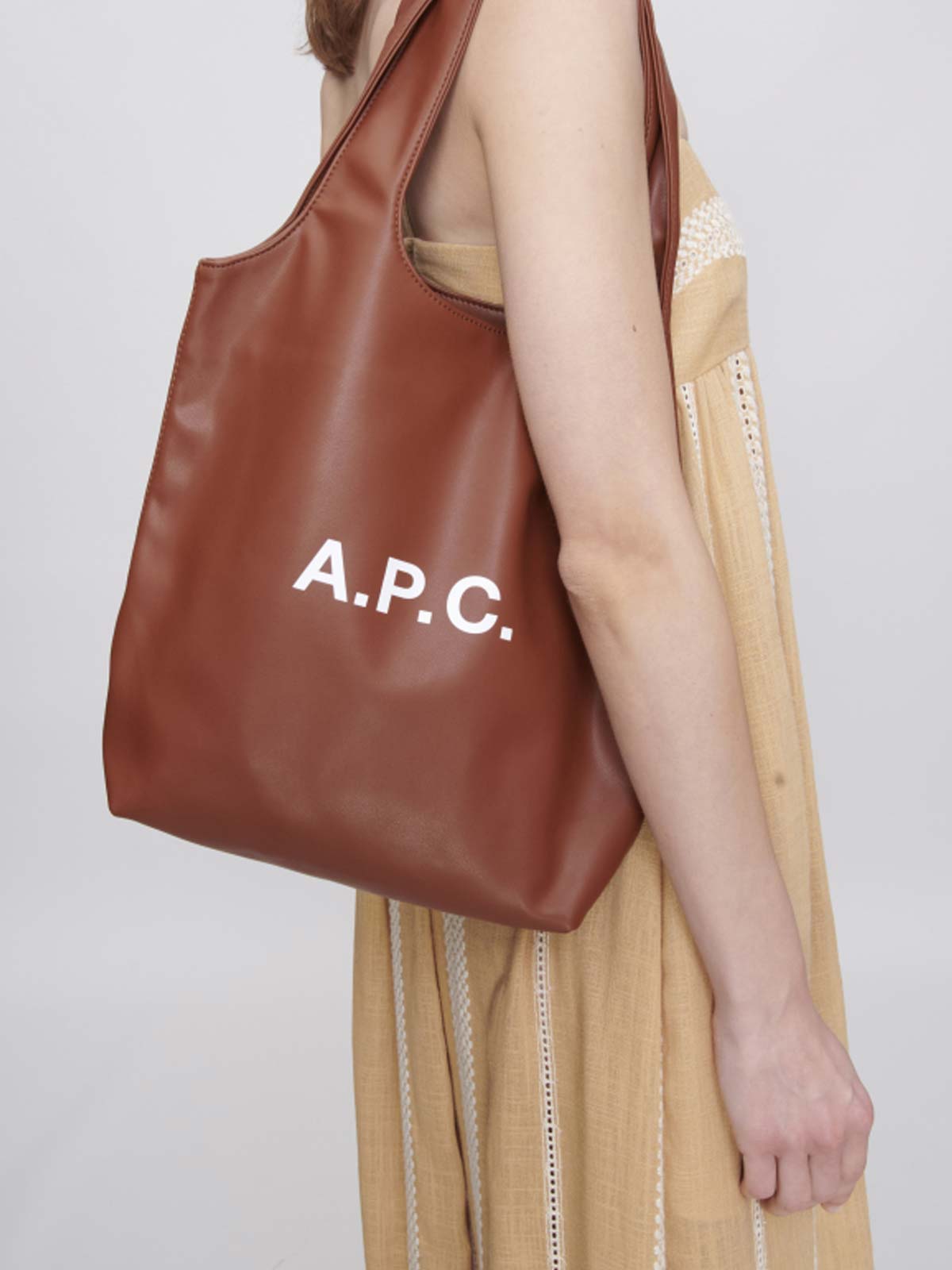 トートバッグ Ninon Small Tote Bag - A.P.C. - Synthetic - Hazelnut Ninon tote bag | 88% polyurethane 8% wood, 4% other fibres